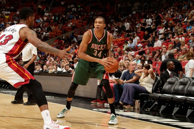 哈利伯顿绝杀米德尔顿42分 步行者险胜雄鹿2-1